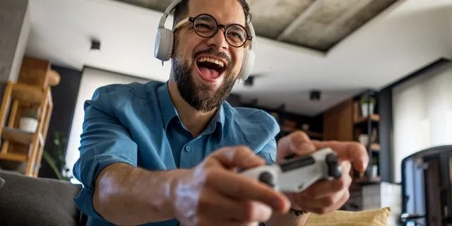 Άνδρας παίζει βιντεοπαιχνίδι