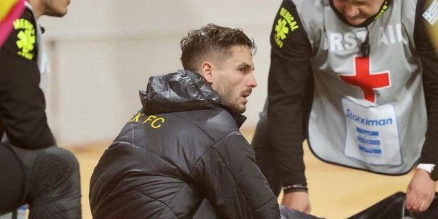 ΑΕΚ – Ατρόμητος: Ο Γκατσίνοβιτς γύρισε τον αστράγαλό του και αποχώρησε με φορείο