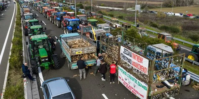 Tο μπλόκο των αγροτών στον κόμβο του Αυτοκινητοδρόμου Κεντρικής Ελλάδας