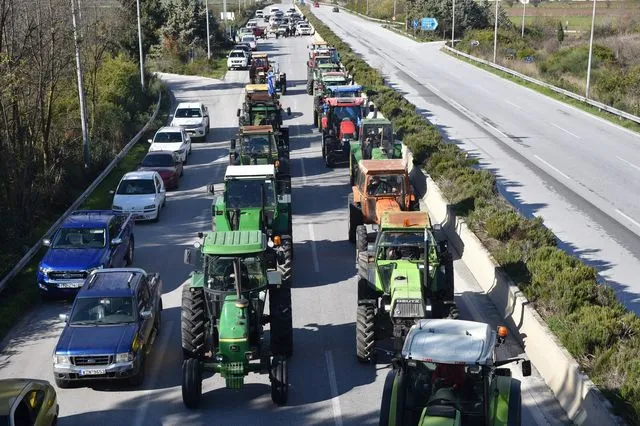 Ανυποχώρητοι οι αγρότες στα μπλόκα – Νέα συγκέντρωση στη Λάρισα για τους τρεις συλληφθέντες