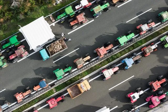 Αμετακίνητοι οι αγρότες, ενισχύονται οι κινητοποιήσεις – Πού υπάρχουν μπλόκα