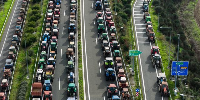 Λήψη με drone από το μπλόκο των αγροτών στον κόμβο του Αυτοκινητοδρόμου Κεντρικής Ελλάδας (Ε-65)