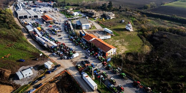 Αγρότες έχουν παρατάξει τα τρακτέρ τους στο Τελωνείο των Κήπων στον Έβρο