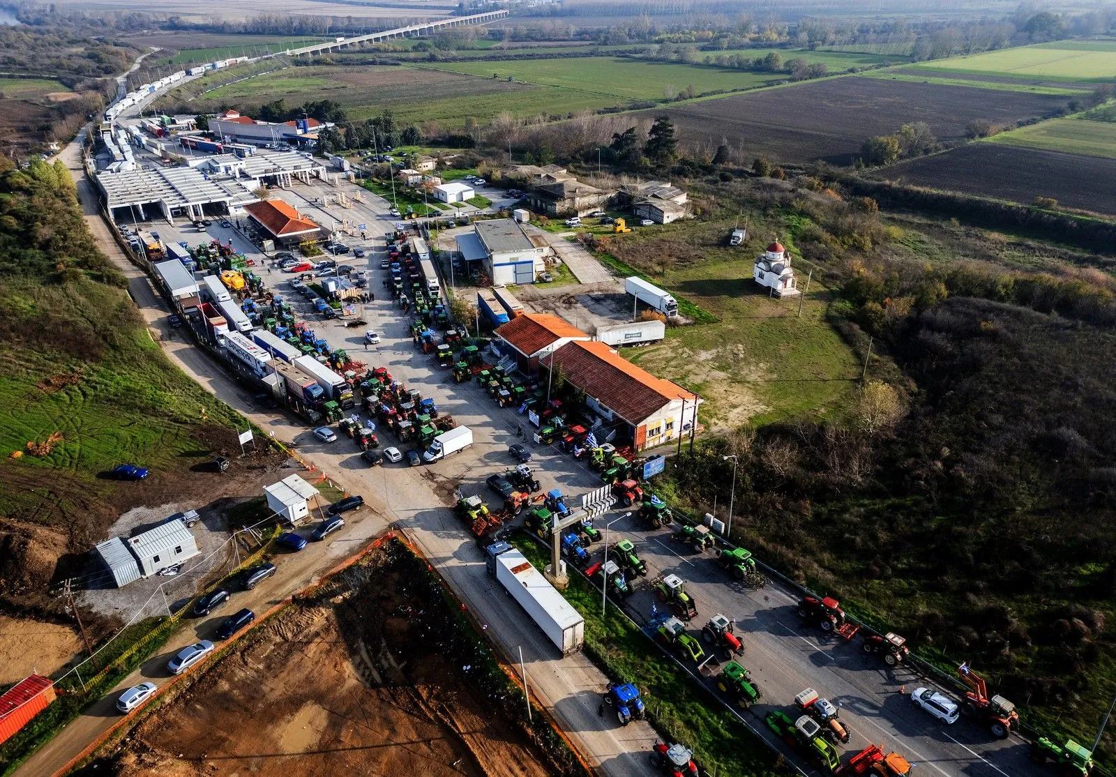 Αγρότες έχουν παρατάξει τα τρακτέρ τους στο Τελωνείο των Κήπων στον Έβρο