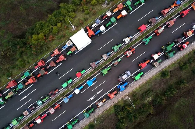 Κρήτη: Στον “πάγο” η συνάντηση Χατζηδάκη και Τσιάρα με εκπροσώπους των αγροτών