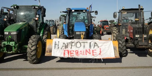 Μπλόκα σε όλη τη χώρα από τους αγρότες – Αποφασισμένοι για κινητοποιήσεις διαρκείας