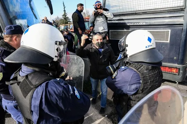 Η κυβέρνηση βιάζεται να ξεμπερδέψει με τα μπλόκα των αγροτών