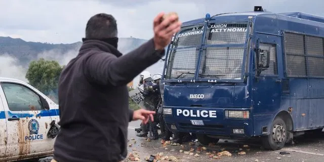 Παρά τους πρόθυμους παπαγάλους, την κυβέρνηση δεν την παίρνει…