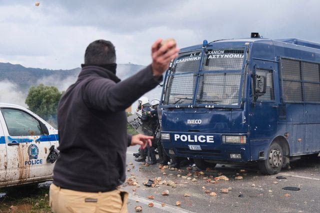 Παρά τους πρόθυμους παπαγάλους, την κυβέρνηση δεν την παίρνει…