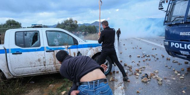 Επεισόδια μεταξύ αγροτών και αστυνομίας κατά την απόπειρα αποκλεισμού του Αεροδρομίου Δασκαλογιάννης, στα Χανιά