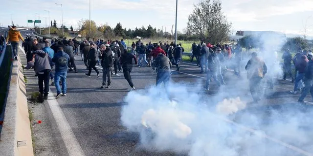 Αγροτικές κινητοποιήσεις στον κόμβο της Νίκαιας, στη Λάρισα, και ένταση με τα ΜΑΤ