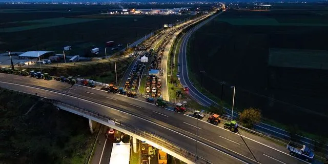 Αποκλεισμός του αυτοκινητόδρομου Θεσσαλονίκης - Αθήνας στη Νίκαια της Λάρισας από διαμαρτυρόμενους αγρότες