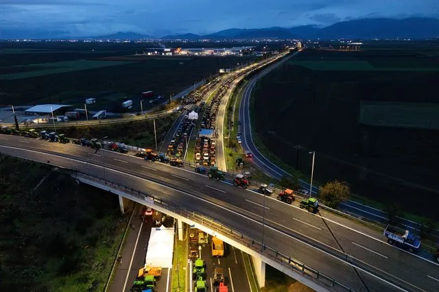 Αποκλεισμός του αυτοκινητόδρομου Θεσσαλονίκης - Αθήνας στη Νίκαια της Λάρισας από διαμαρτυρόμενους αγρότες
