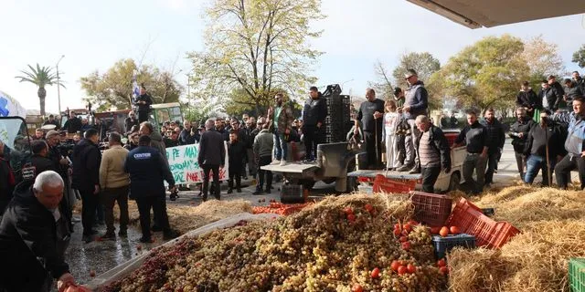 Αγρότες πέταξαν σταφύλια και άχυρα έξω από την Αντιπεριφέρεια Καβάλας