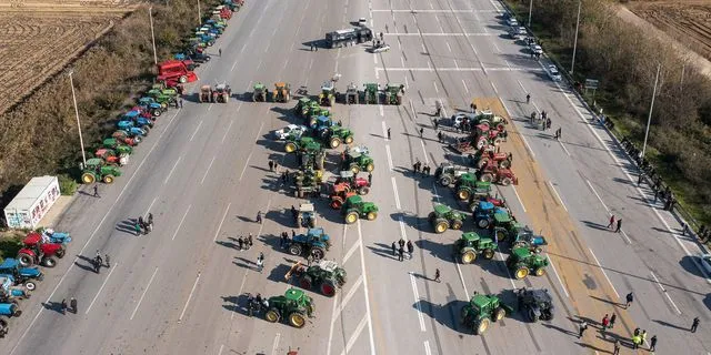 Aποφασισμένοι να “γιορτάσουν” στα μπλόκα οι αγρότες – Ποιοι δρόμοι είναι κλειστοί