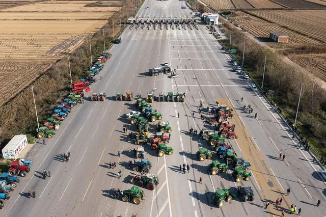 Aποφασισμένοι να “γιορτάσουν” στα μπλόκα οι αγρότες – Ποιοι δρόμοι είναι κλειστοί