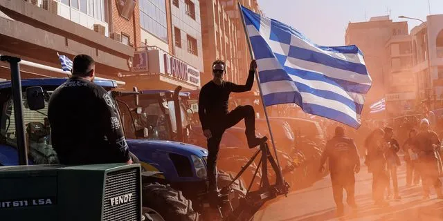 Αγροτικό συλλαλητήριο μπροστά από την κεντρική πύλη επιβατικού σταθμού στο λιμάνι της Θεσσαλονίκης