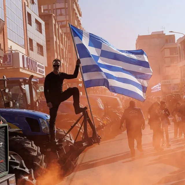 Αγροτικό συλλαλητήριο μπροστά από την κεντρική πύλη επιβατικού σταθμού στο λιμάνι της Θεσσαλονίκης