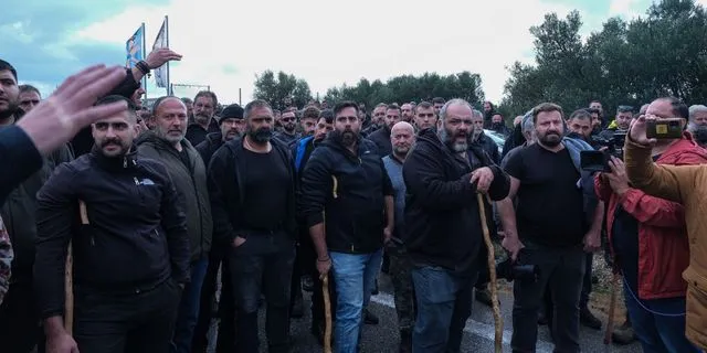 Κουμπάροι, ρουσφέτια και διαπλοκή