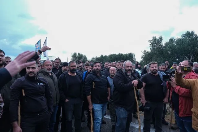 Κουμπάροι, ρουσφέτια και διαπλοκή