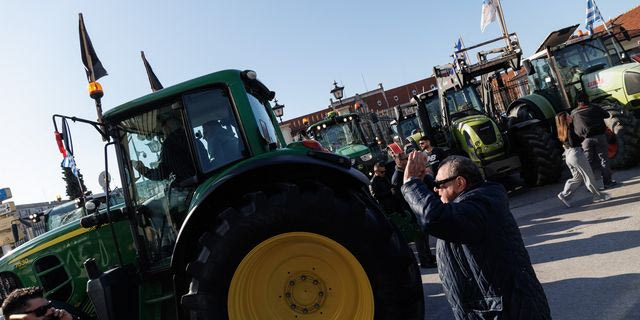 Αγροτικό συλλαλητήριο μπροστά από την κεντρική πύλη επιβατικού σταθμού στο λιμάνι της Θεσσαλονίκης