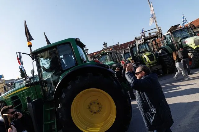 Αγροτικό συλλαλητήριο μπροστά από την κεντρική πύλη επιβατικού σταθμού στο λιμάνι της Θεσσαλονίκης