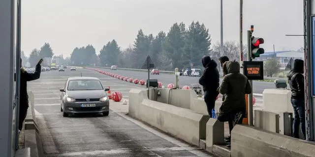 Αγρότες άνοιξαν τις μπάρες στα διόδια