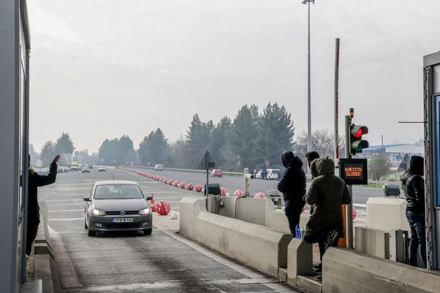 Αγρότες άνοιξαν τις μπάρες στα διόδια