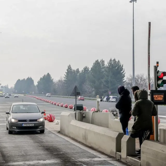 Αγρότες άνοιξαν τις μπάρες στα διόδια