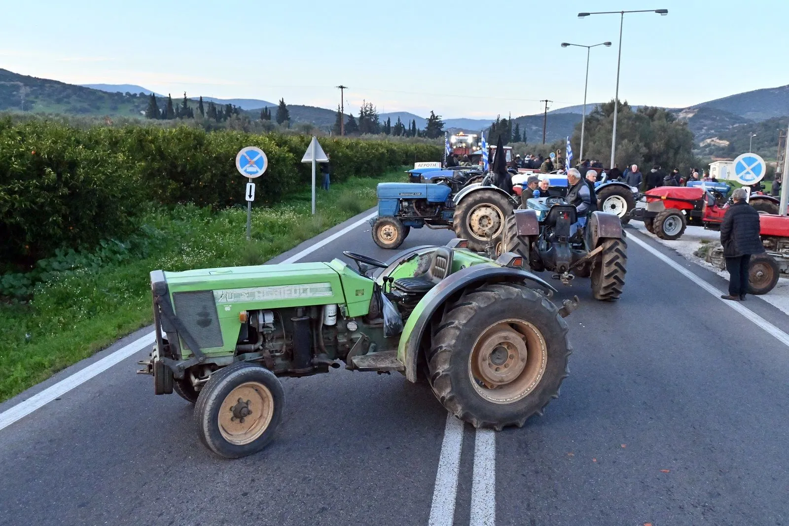 Αγροτικά μπλόκα σε όλη τη χώρα