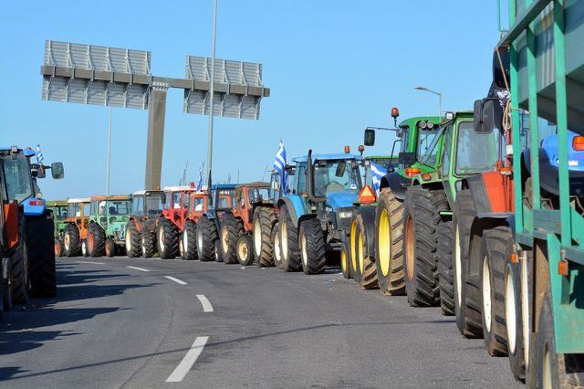 Κλιμακώνουν οι αγρότες παρά τις διασπαστικές κινήσεις – Ποιοι δρόμοι κλείνουν