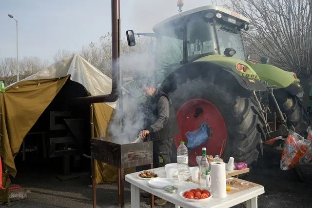 Υπάρχουν δελτία αποστολής για το τσίπουρο; Τιμολόγια; Τι κάνει, επιτέλους, η ΑΑΔΕ;