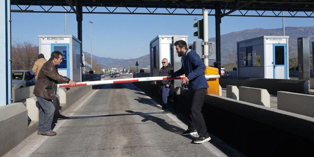 Αγρότες άνοιξαν τα διόδια Μακρυχωρίου