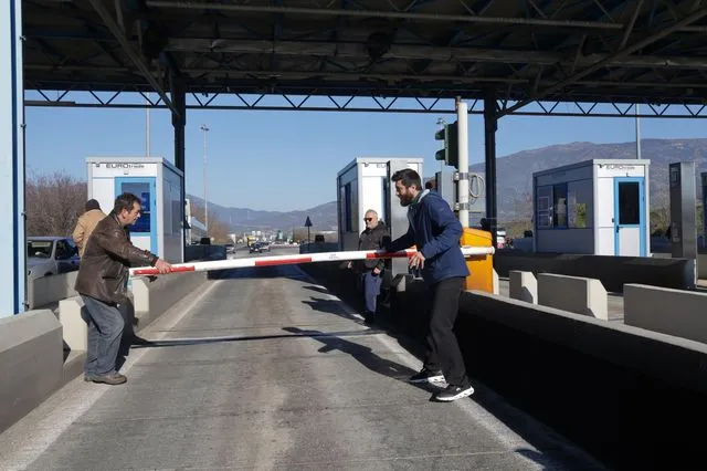 Αγρότες άνοιξαν τα διόδια Μακρυχωρίου