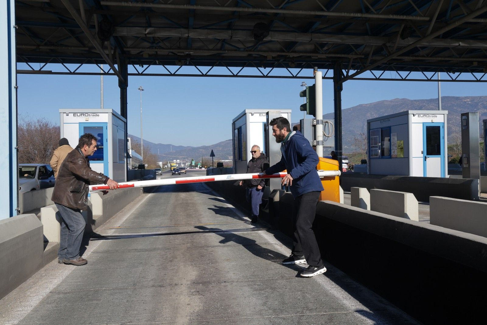 Σηκώνουν τις μπάρες διοδίων οι αγρότες - Μετ' εμποδίων η επιστροφή των εκδρομέων