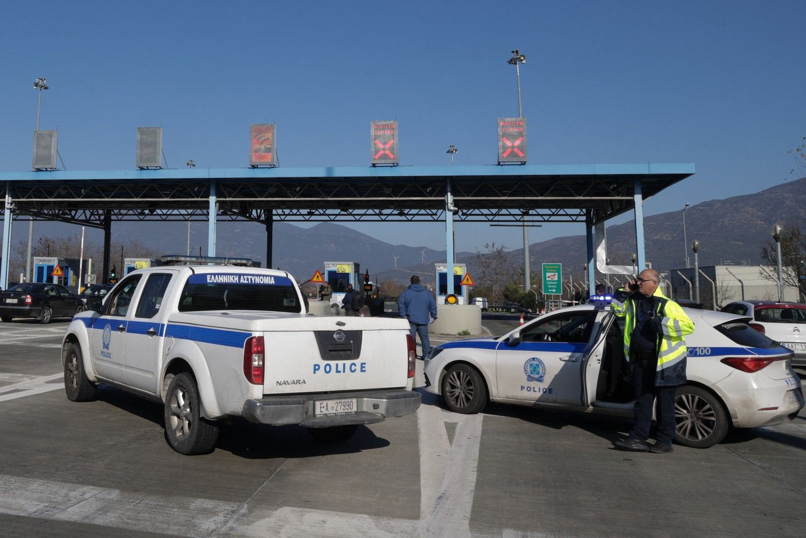 Αγρότες άνοιξαν τα διόδια Μακρυχωρίου