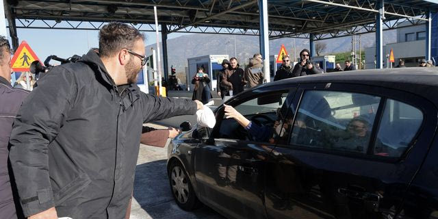 Αγρότες άνοιξαν τα διόδια Μακρυχωρίου