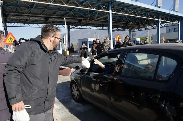 Αγρότες άνοιξαν τα διόδια Μακρυχωρίου