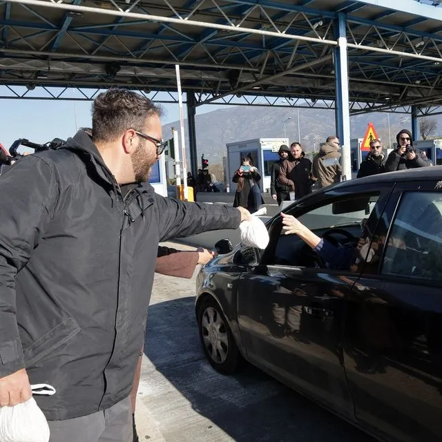 Αγρότες άνοιξαν τα διόδια Μακρυχωρίου