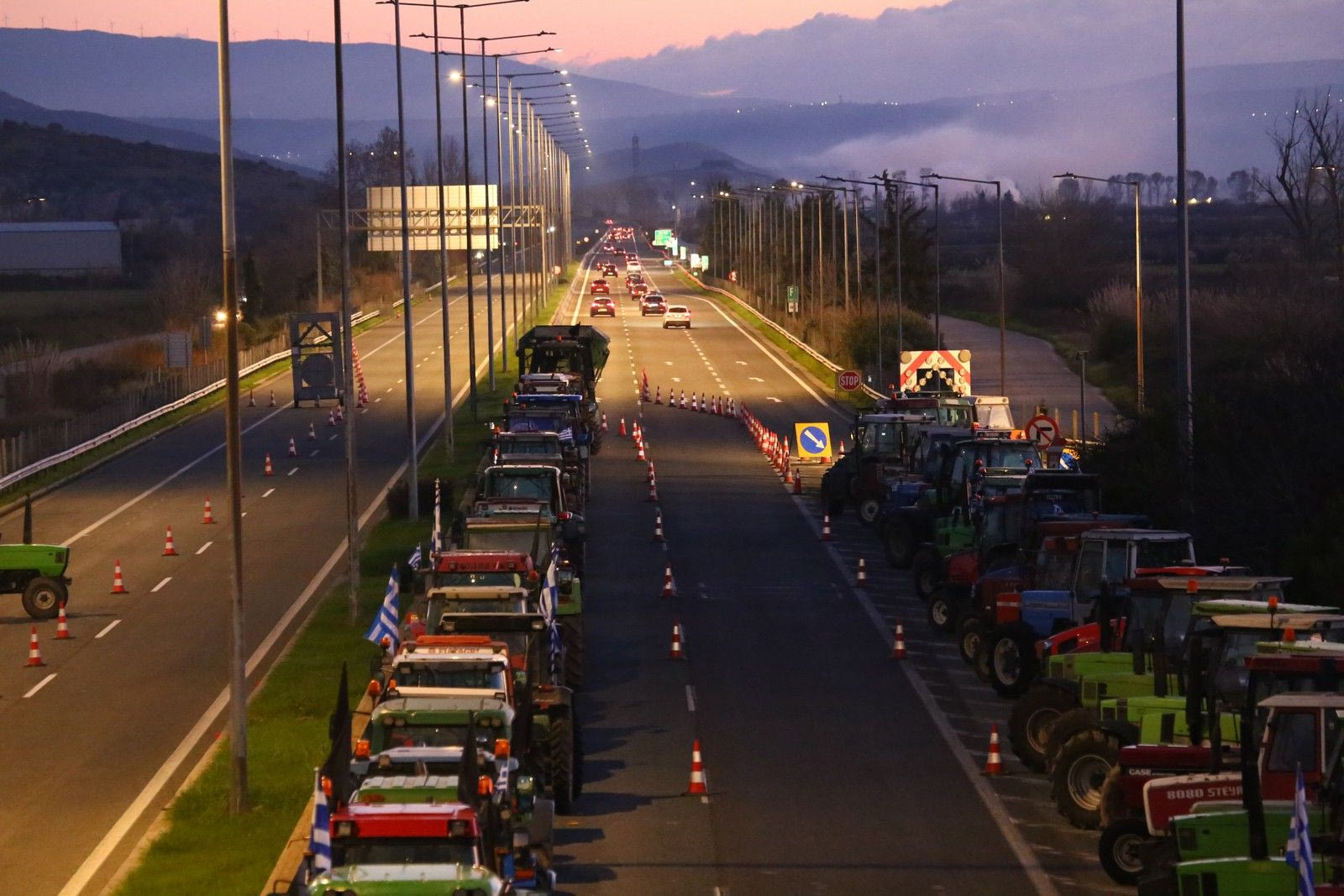 Τι απαντά η ΕΛ.ΑΣ για την ταλαιπωρία χιλιάδων εκδρομέων παρά τα ανοιχτά μπλόκα