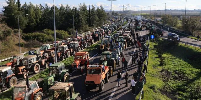 Αγροτικές κινητοποιήσεις στον κόμβο της Νίκαιας, στη Λάρισα