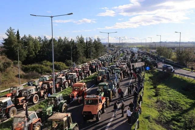 Αγροτικές κινητοποιήσεις στον κόμβο της Νίκαιας, στη Λάρισα