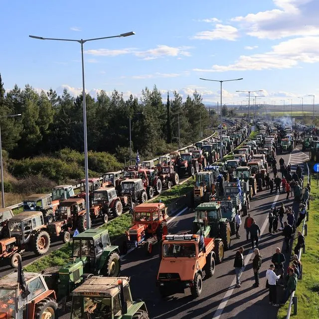 Αγροτικές κινητοποιήσεις στον κόμβο της Νίκαιας, στη Λάρισα