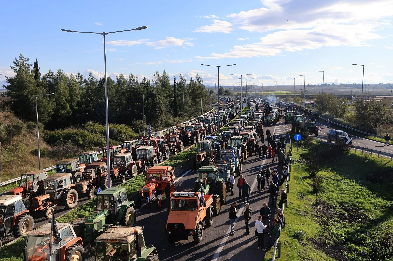 Αγροτικές κινητοποιήσεις στον κόμβο της Νίκαιας, στη Λάρισα