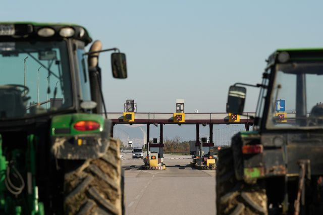 Μπλόκα αγροτών: Έξοδος μετ’ εμποδίων με τα τρακτέρ στην άκρη – Τα μέτρα της ΕΛΑΣ