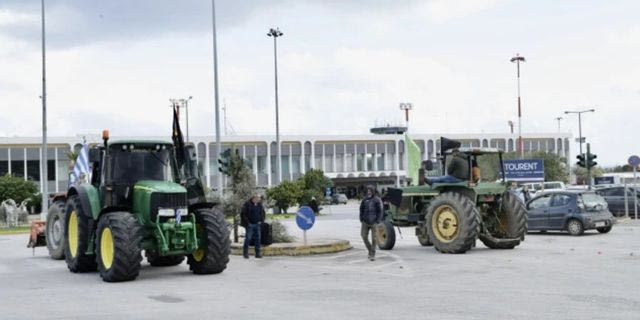 Αποχωρούν οι αγρότες από το αεροδρόμιο Ηρακλείου