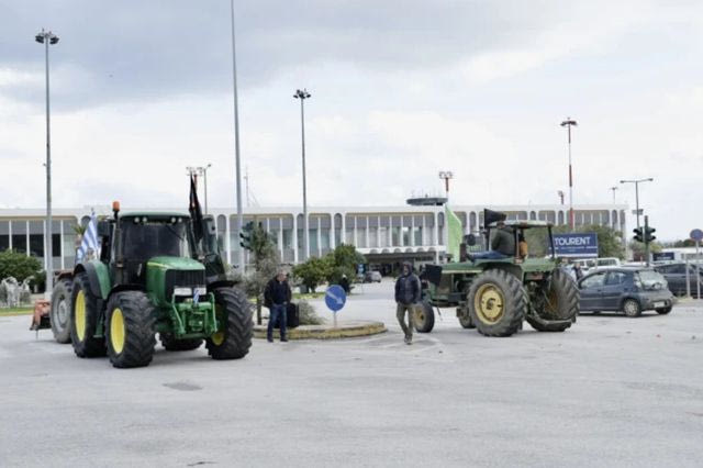 Αποχωρούν οι αγρότες από το αεροδρόμιο Ηρακλείου