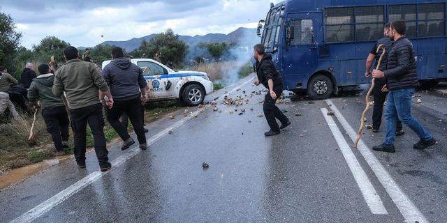Επεισόδια μεταξύ αγροτών και αστυνομίας κατά την απόπειρα αποκλεισμού του Αεροδρομίου Δασκαλογιάννης, στα Χανιά