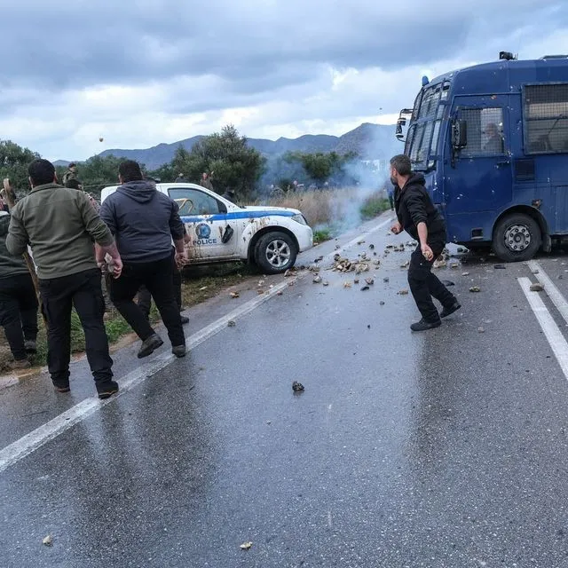 Επεισόδια μεταξύ αγροτών και αστυνομίας κατά την απόπειρα αποκλεισμού του Αεροδρομίου Δασκαλογιάννης, στα Χανιά
