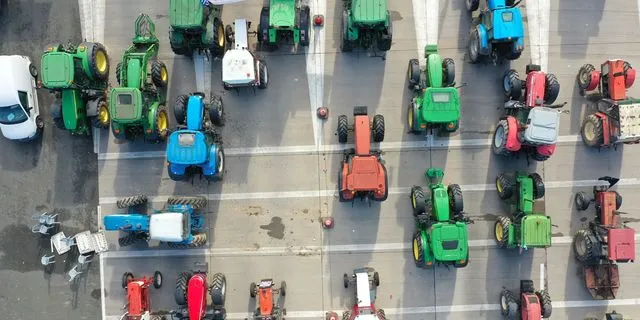 ΜΠΛΟΚΟ ΑΓΡΟΤΩΝ